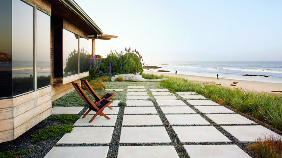 Low-maintenance lawn upgrades for a coastal home with native plants and pavers