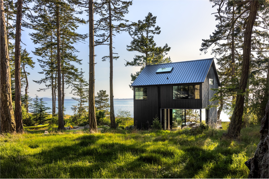 Designed by Seattle's Heliotrope Architects, this Family vacation retreat on Washington's Lopez Island nestles within the Pacific Northwest's San Juan Islands, a designated national monument
