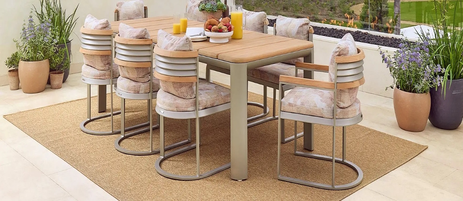 Brown Jordan’s new Knots rug features a flat-weave made from 100% UV-stabilized Royaltron™ polypropylene available in four sizes and colors.
