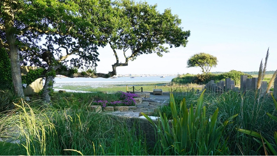 Coastal rock garden with beautiful stone details that blend with the environment
