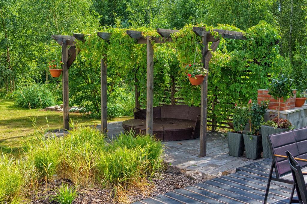 Pergola with Integrated Privacy Screens