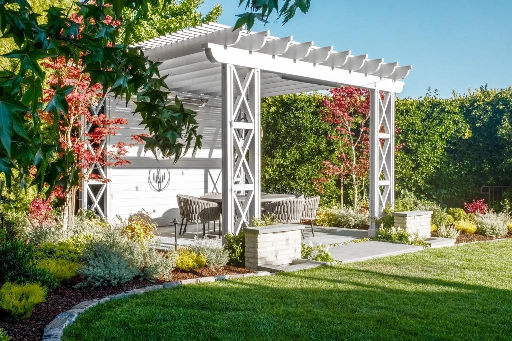 Freestanding Trellises That Create Wind-Protected Garden Rooms

